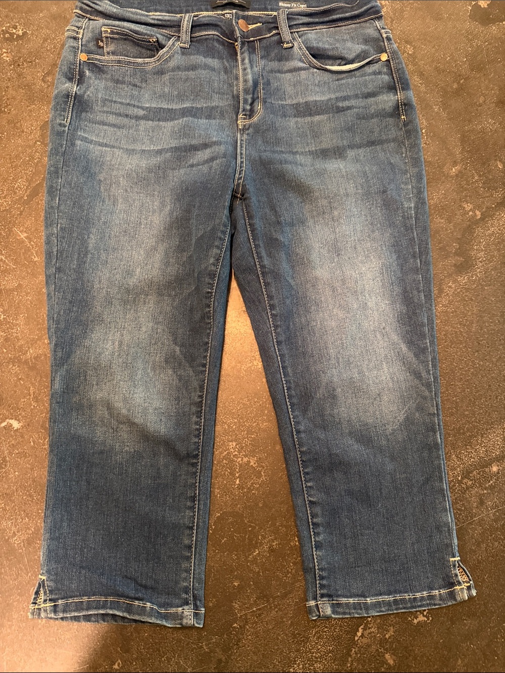 Mid-Rise Cropped Women's Denim Jeans in Blue Wash